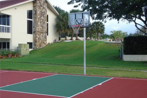 Condo in Miami, Florida, 1 bedroom  № 2012810 - photo 10