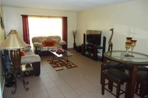 Condo in Miami, Florida, 1 bedroom  № 2012810 - photo 8