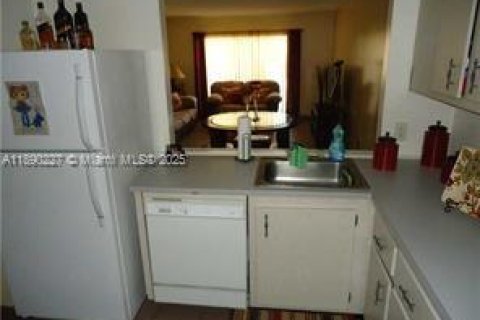 Condo in Miami, Florida, 1 bedroom  № 2012810 - photo 4