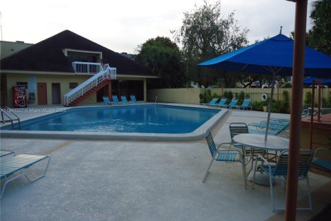 Condo in Miami, Florida, 1 bedroom  № 2012810 - photo 9