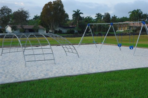 Condo in Miami, Florida, 1 bedroom  № 2012810 - photo 12