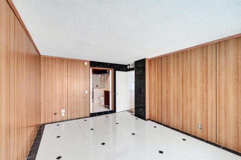Condo in Lauderdale-by-the-Sea, Florida, 1 bedroom № 2265446 - photo 17