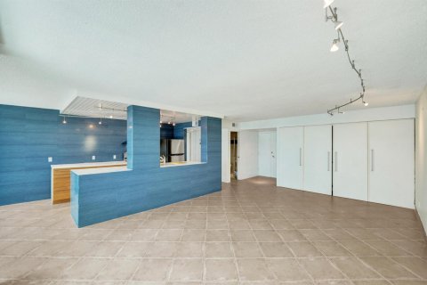 Condo in Lauderdale-by-the-Sea, Florida, 1 bedroom № 2265446 - photo 9