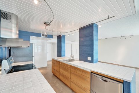 Condo in Lauderdale-by-the-Sea, Florida, 1 bedroom № 2265446 - photo 15