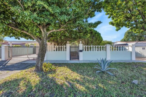 House in Hialeah, Florida 4 bedrooms, 198.44 sq.m. № 1984960 - photo 18