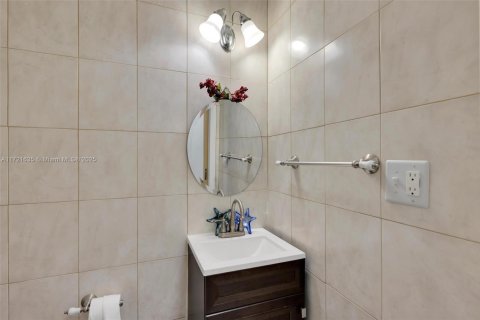 House in Hialeah, Florida 4 bedrooms, 198.44 sq.m. № 1984960 - photo 30