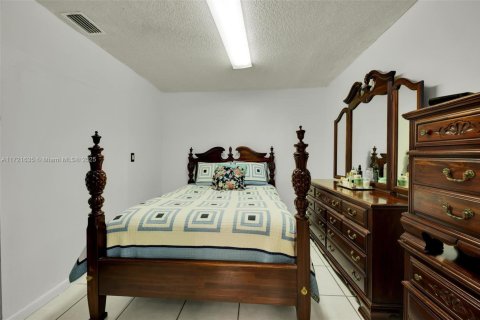 House in Hialeah, Florida 4 bedrooms, 198.44 sq.m. № 1984960 - photo 23