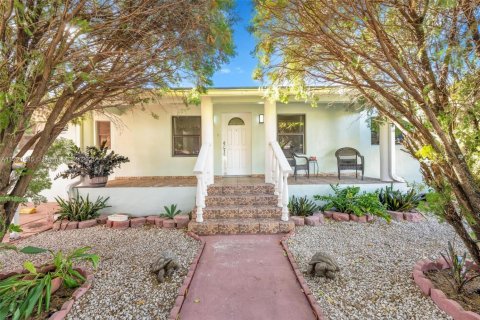 House in Hialeah, Florida 4 bedrooms, 198.44 sq.m. № 1984960 - photo 14