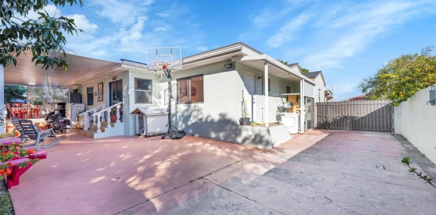 House in Hialeah, Florida 4 bedrooms, 198.44 sq.m. № 1984960
