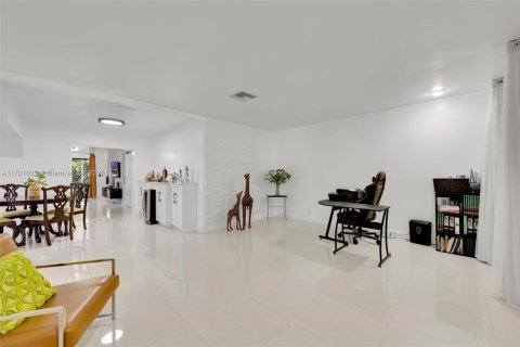 House in Hialeah, Florida 4 bedrooms, 198.44 sq.m. № 1984960 - photo 28
