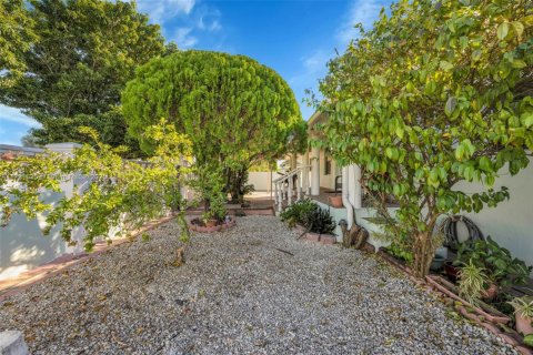 House in Hialeah, Florida 4 bedrooms, 198.44 sq.m. № 1984960 - photo 11