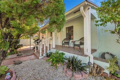 House in Hialeah, Florida 4 bedrooms, 198.44 sq.m. № 1984960 - photo 13