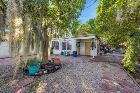 House in Hialeah, Florida 4 bedrooms, 198.44 sq.m. № 1984960 - photo 9