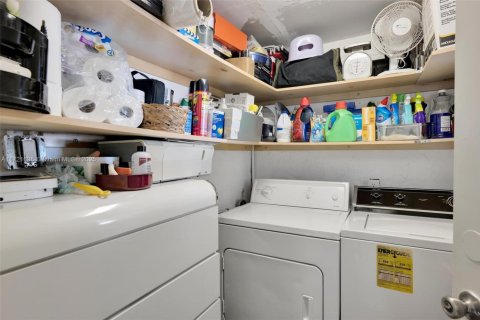 House in Hialeah, Florida 4 bedrooms, 198.44 sq.m. № 1984960 - photo 26