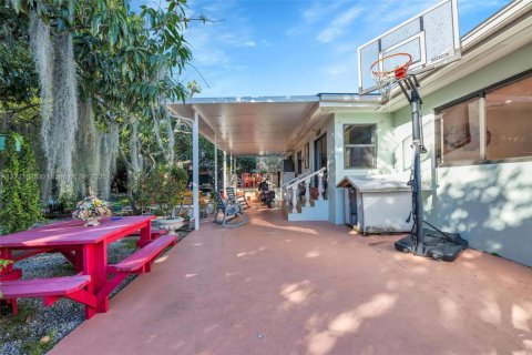 House in Hialeah, Florida 4 bedrooms, 198.44 sq.m. № 1984960 - photo 3