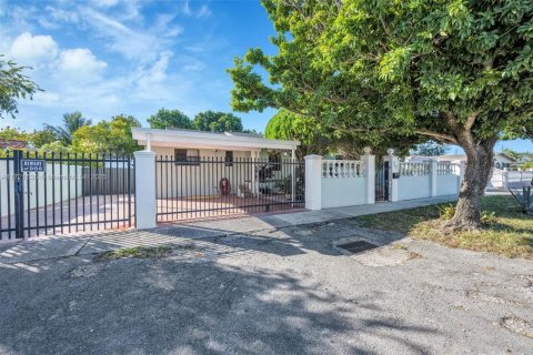House in Hialeah, Florida 4 bedrooms, 198.44 sq.m. № 1984960 - photo 17