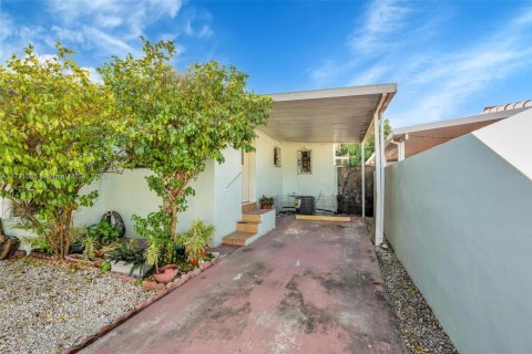 House in Hialeah, Florida 4 bedrooms, 198.44 sq.m. № 1984960 - photo 12