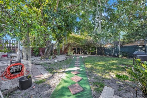 House in Hialeah, Florida 4 bedrooms, 198.44 sq.m. № 1984960 - photo 4