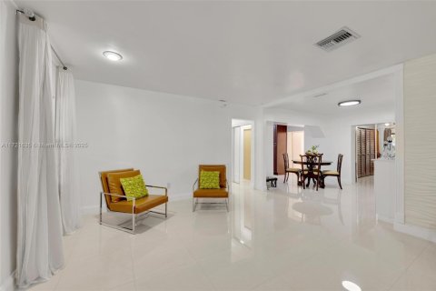 House in Hialeah, Florida 4 bedrooms, 198.44 sq.m. № 1984960 - photo 27