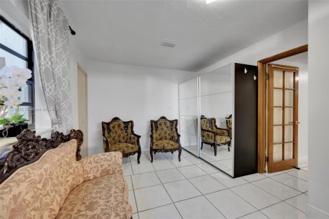 House in Hialeah, Florida 4 bedrooms, 198.44 sq.m. № 1984960 - photo 21