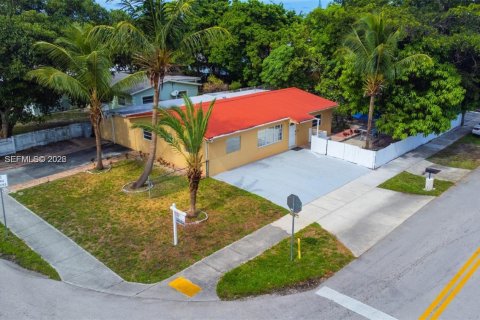 Villa ou maison à louer à Pompano Beach, Floride: 4 chambres, 136.38 m2 № 2031989 - photo 2