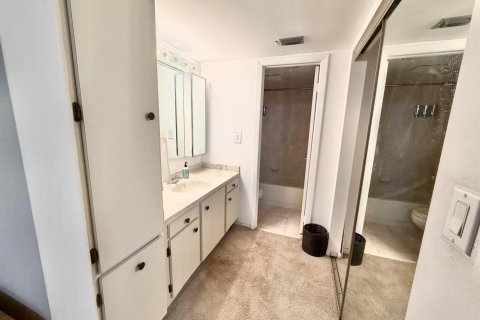 Condo in Pembroke Pines, Florida, 2 bedrooms № 2081444 - photo 27
