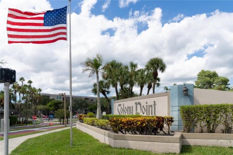 Condo in Pembroke Pines, Florida, 2 bedrooms № 2081444 - photo 9