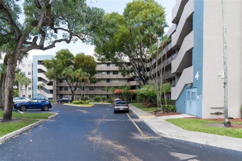 Condo in Pembroke Pines, Florida, 2 bedrooms № 2081444 - photo 23