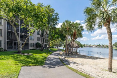 Condo in Pembroke Pines, Florida, 2 bedrooms № 2081444 - photo 12