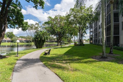 Condo in Pembroke Pines, Florida, 2 bedrooms № 2081444 - photo 11