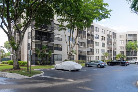 Condo in Pembroke Pines, Florida, 2 bedrooms № 2081444 - photo 24