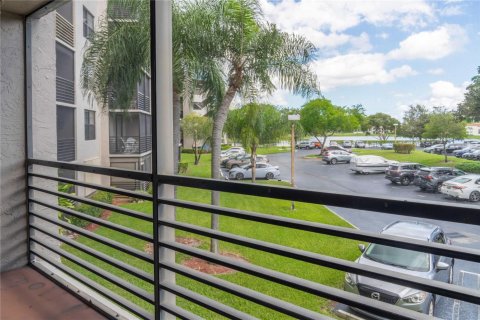 Condo in Pembroke Pines, Florida, 2 bedrooms № 2081444 - photo 22