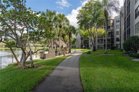 Condo in Pembroke Pines, Florida, 2 bedrooms № 2081444 - photo 10