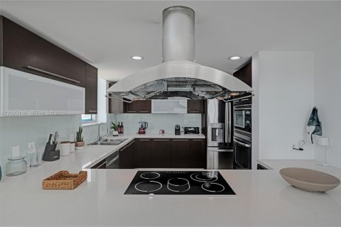 Copropriété à louer à North Bay Village, Floride: 5 chambres, 231.88 m2 № 2154889 - photo 9