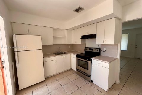 Снять в аренду виллу или дом в Халландейл-Бич, Флорида 2 спальни, 88.26м2, № 2005583 - фото 3