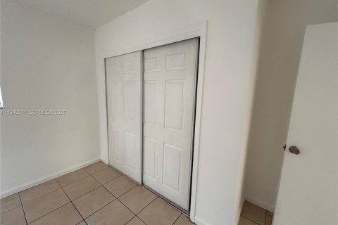 Снять в аренду виллу или дом в Халландейл-Бич, Флорида 2 спальни, 88.26м2, № 2005583 - фото 2