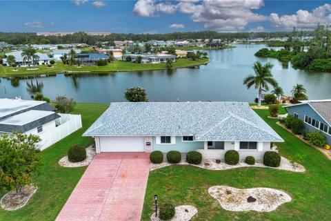 House in Sun City Center, Florida 3 bedrooms, 154.4 sq.m. № 1901899 - photo 1
