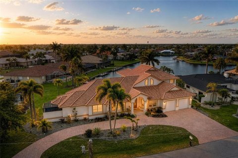 House in Punta Gorda, Florida 4 bedrooms, 395.86 sq.m. № 2212020