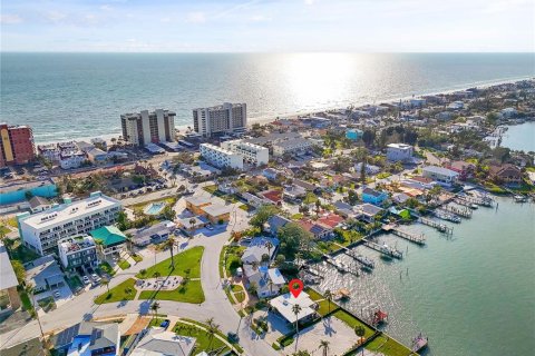 Casa en venta en Madeira Beach, Florida, 2 dormitorios, 138.98 m2 № 1855535 - foto 1