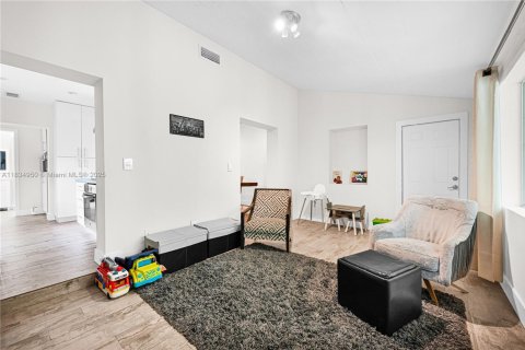 Casa en venta en Miami Springs, Florida, 3 dormitorios, 122.17 m2 № 1967394 - foto 27