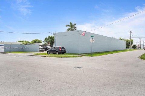 Купить коммерческую недвижимость в Хомстед, Флорида № 2021444 - фото 2