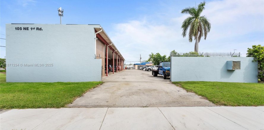 Коммерческая недвижимость в Хомстед, Флорида № 2021444