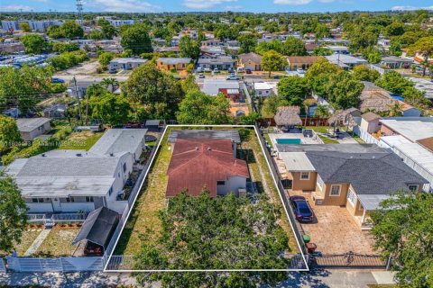 House in Hialeah, Florida 5 bedrooms, 143.26 sq.m. № 1739016 - photo 7