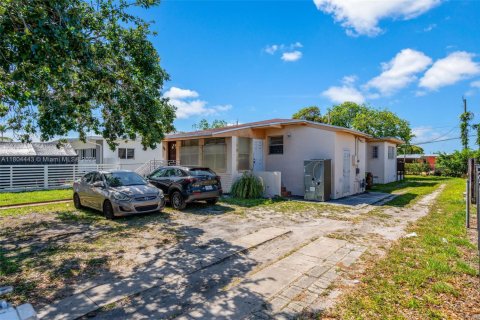 House in Hialeah, Florida 5 bedrooms, 143.26 sq.m. № 1739016 - photo 5