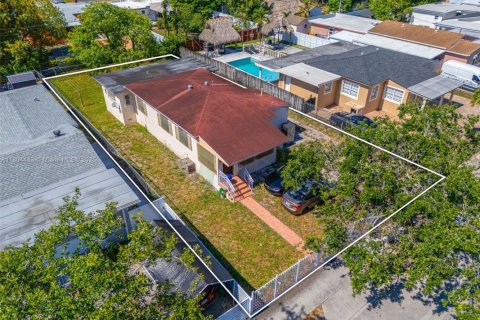 House in Hialeah, Florida 5 bedrooms, 143.26 sq.m. № 1739016 - photo 8