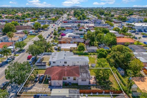 House in Hialeah, Florida 5 bedrooms, 143.26 sq.m. № 1739016 - photo 15