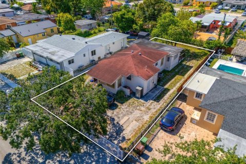 House in Hialeah, Florida 5 bedrooms, 143.26 sq.m. № 1739016 - photo 6