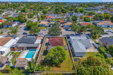 House in Hialeah, Florida 5 bedrooms, 143.26 sq.m. № 1739016 - photo 12