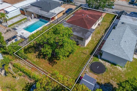 House in Hialeah, Florida 5 bedrooms, 143.26 sq.m. № 1739016 - photo 9