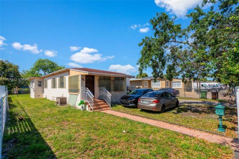 House in Hialeah, Florida 5 bedrooms, 143.26 sq.m. № 1739016 - photo 4